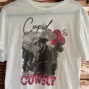 J Coons Cupid Aim for the Cowboy Yellowstone Graphic Tee NWOT Medium